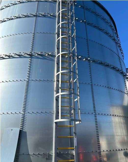 Steigleitern mit rutschenhemmenden Sprossenabdeckungen trittsicher nachrüsten