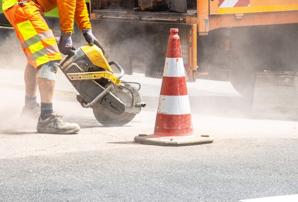 Bauarbeiter mit Warnkegel auf der Baustelle – Rutschschutz auf Baustellen