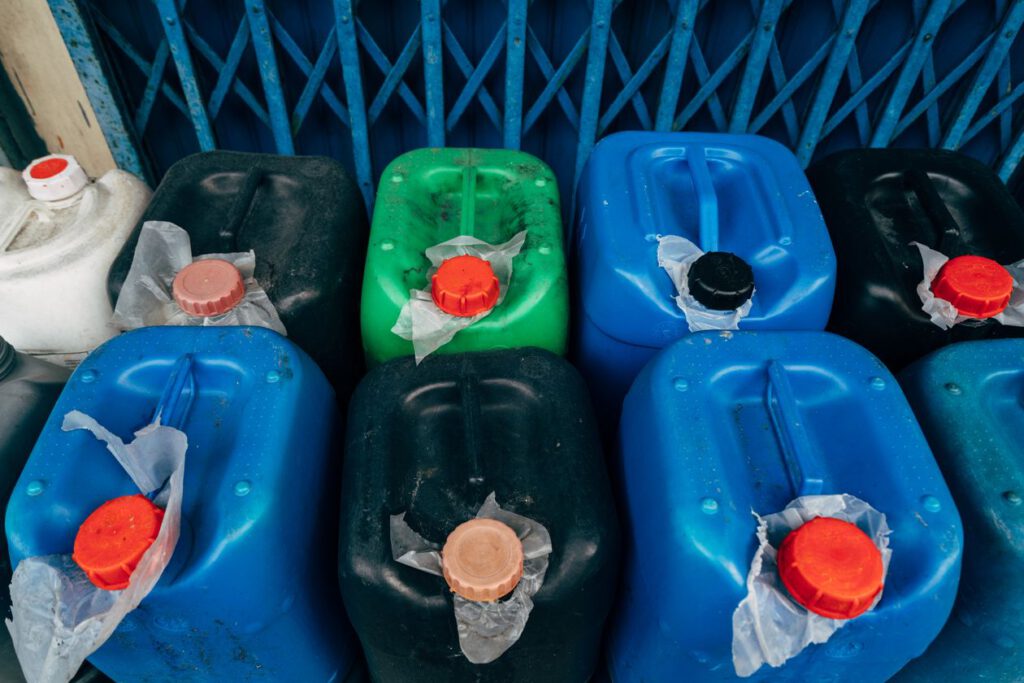 Chemikalienkanister in einer Industrieanlage – Antirutsch in der Chemieanlage