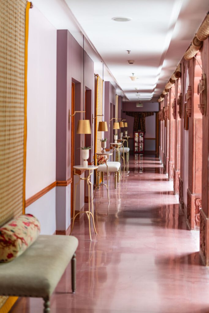 Langer Flur in einer Klinik – Rutschschutz für Krankenhaus und Pflegeheim