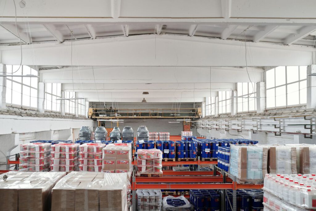 Lagerhalle mit Regalen und Gehwegen – Rutschschutz in Lager und Logistik