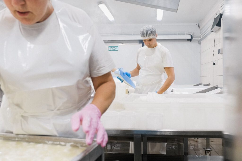 Mitarbeiter in Schutzkleidung in einer Lebensmittelproduktion – Antirutsch in der Lebensmittelindustrie