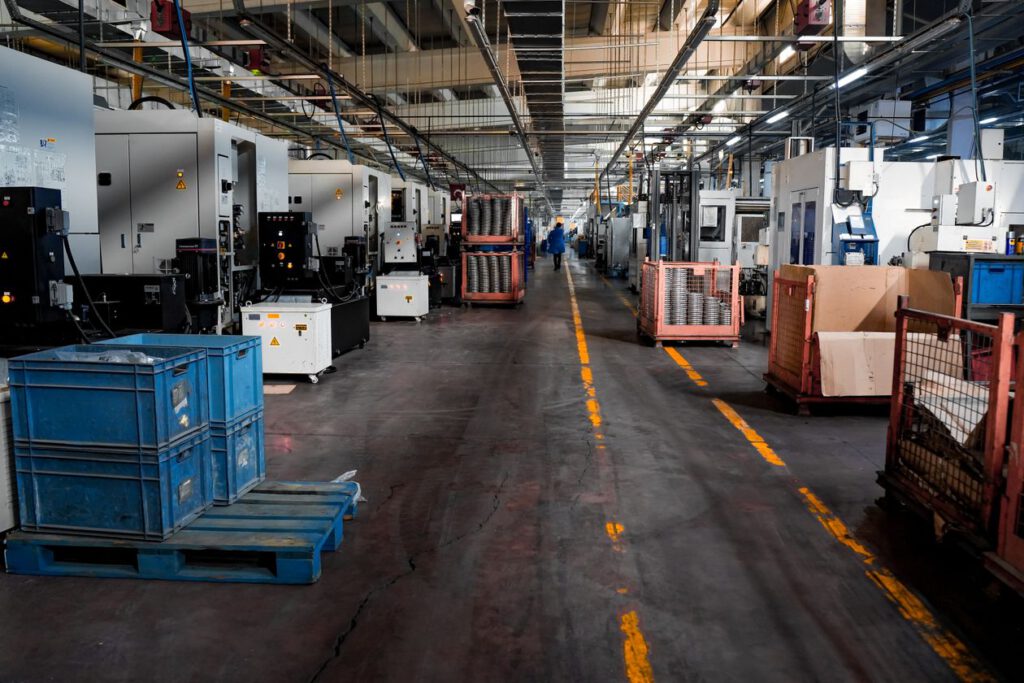 Produktionshalle mit markierten Verkehrswegen – Industrieboden rutschfest machen