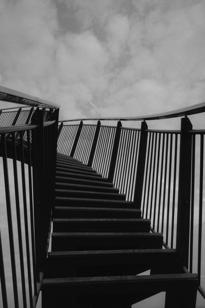 Metalltreppe mit Geländer – Industrietreppen rutschfest machen